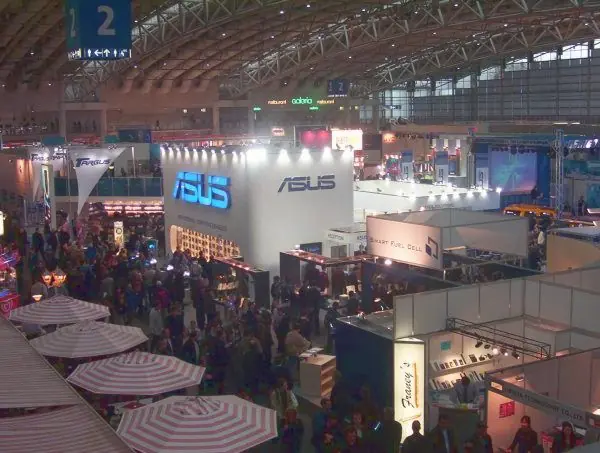 Large trade-fair hall crowd (illustrative image for peak-time planning)