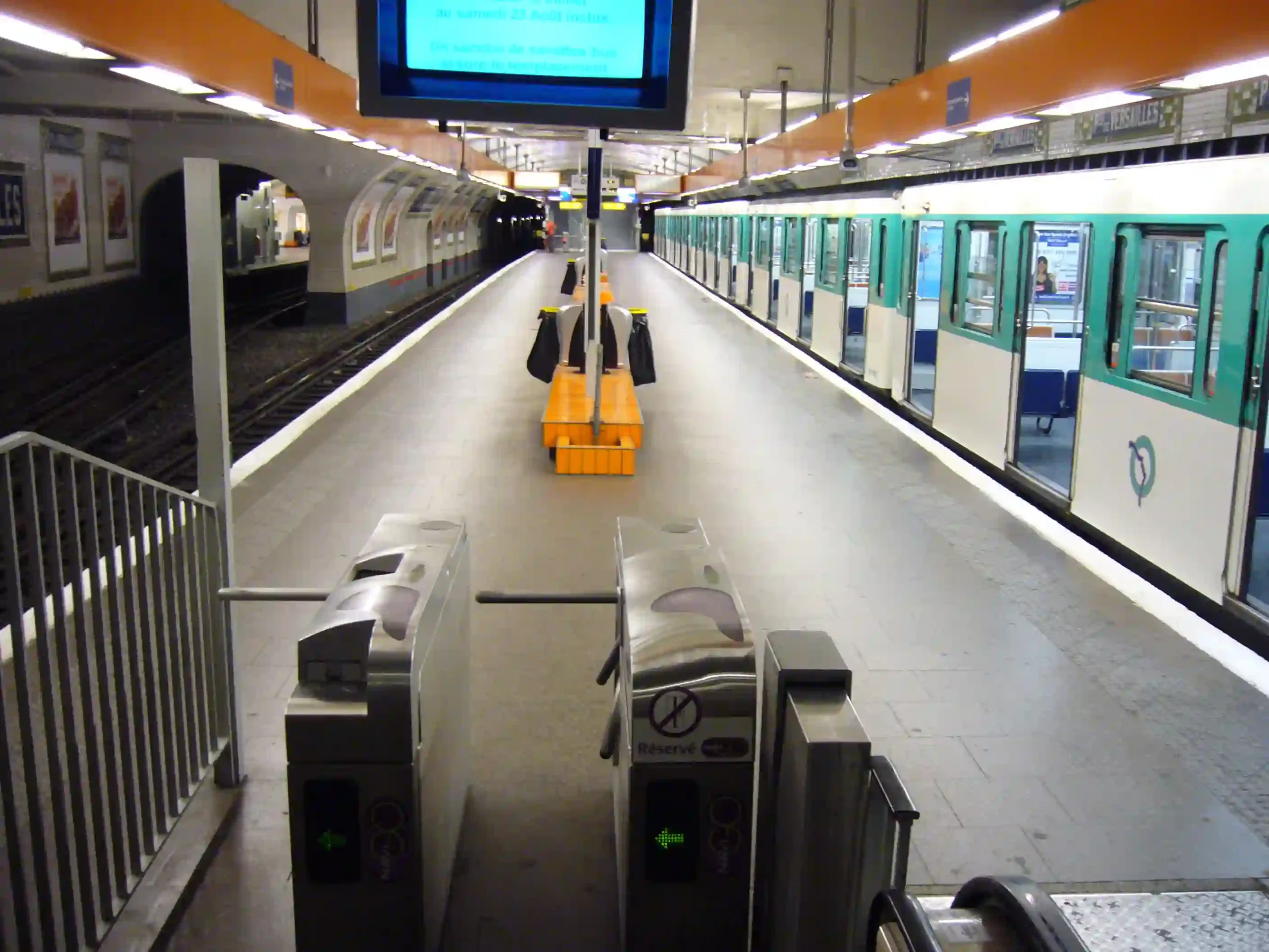 Metro Line 12 at Porte de Versailles — common public-transport route to the venue